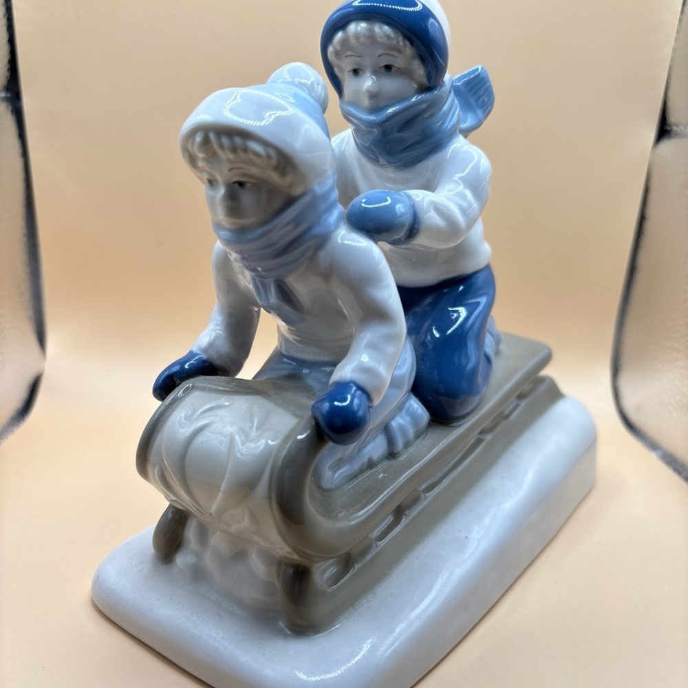 Porcelain Sledding Figurine - Blue and White home decoration made in Mexico ❄️ - Picture 1 of 12